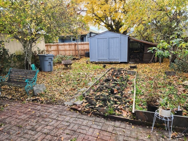 Building Photo - 726 SW 10th St