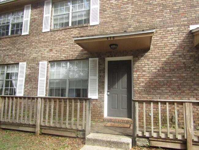 Southwest Pensacola Townhome Near NAS Pensacola with Granite Kitchen & Privacy-Fenced Patio