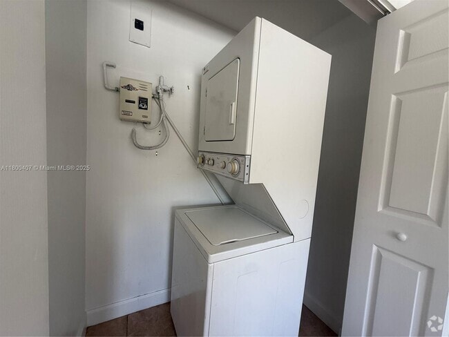 Building Photo - 223 Calabria Ave Unit 10 Rental