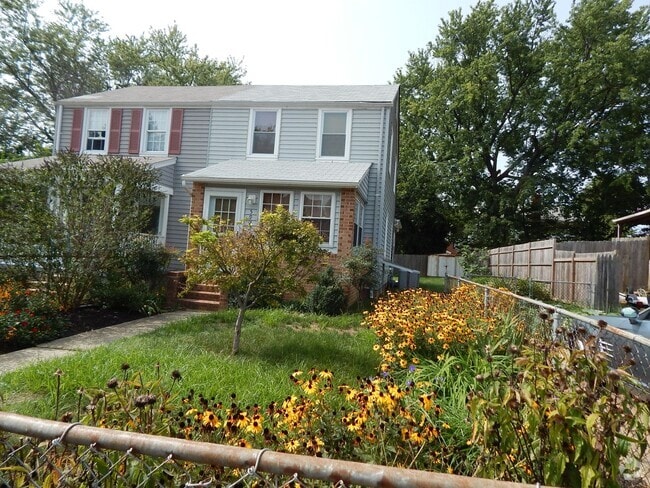 Building Photo - NICELY UPDATED DUPLEX NEAR METRO Rental