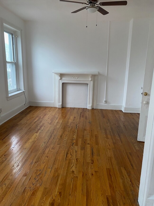 bedroom - 1129 W Hamilton St Apartments Unit 2