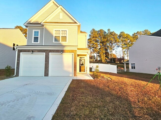 Building Photo - Gated Community with Amenities!