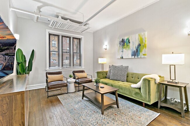 Photo - 635 W Roscoe St