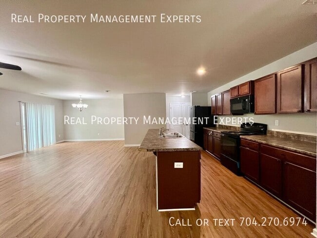 Photo - 1819 Hooper Court