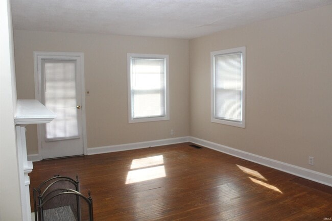 Photo - 2100 E Gum St