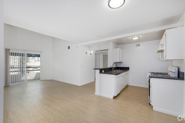 2BR, 2BA - 890SF - Living Room - 515 Harvard