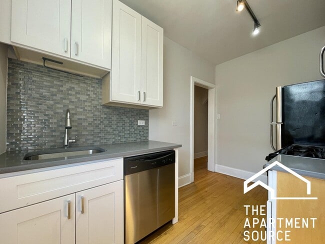 Photo - 2331 N Rockwell St Unit 2