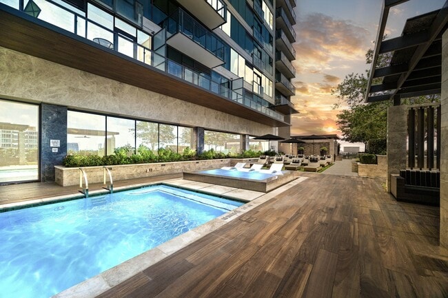 Terraza de la piscina estilo centro turístico con una variedad de tumbonas