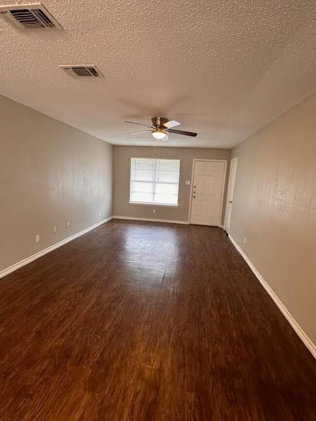 Photo - 111 Lindenwood Ln W