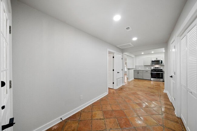 Photo - Charming Home Awaits: Spacious & Modern Living in a Prime Location