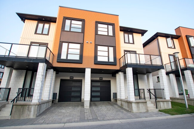 Building Photo - Gorgeous 3 Bedroom in Hyde Park * Garage *Main floor office * Avail July 1st. $2695+