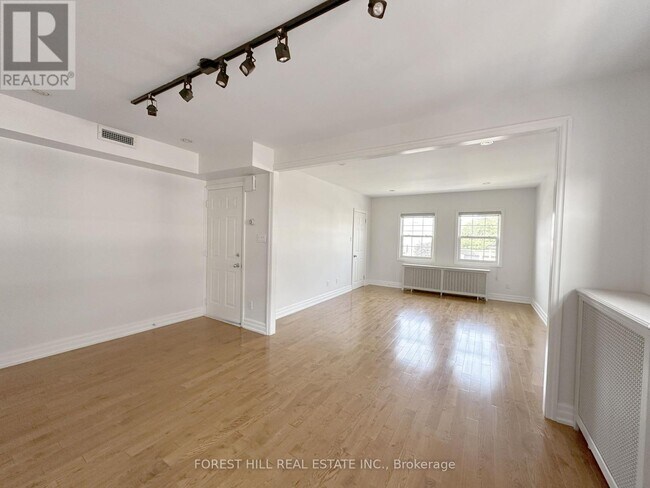 Photo - 1003 Avenue Rd Unit 2 (Upper)
