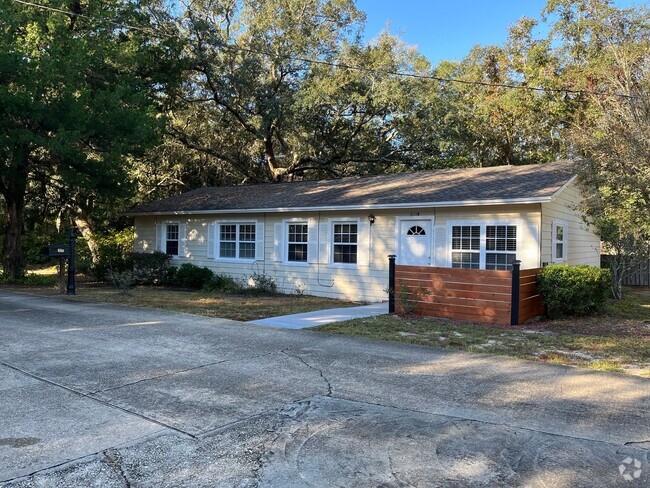 Building Photo - Adorable Florida Cottage Rental