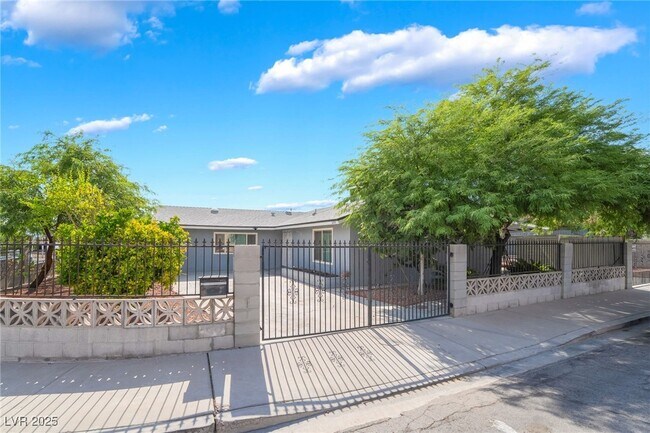 Photo - 3209 Kings Way