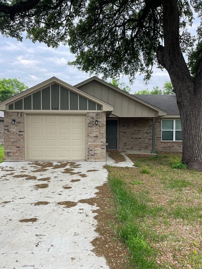 Building Photo - Newer Brick 3/2 Home