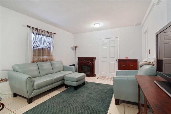 Living Room - 4224 Walmsley Ave Unit Apt B