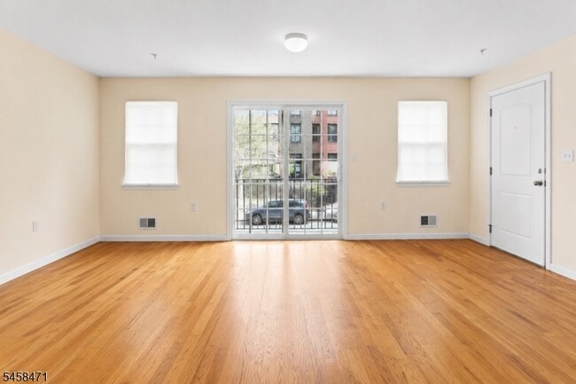 Building Photo - 453 Washington St Unit 3