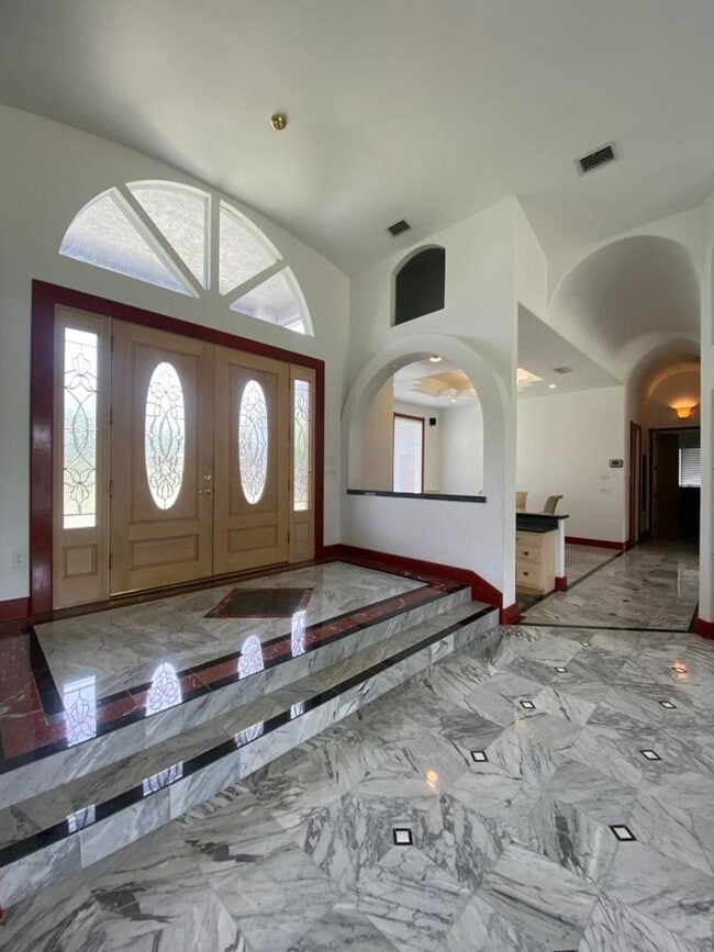 Photo - Spacious 3/2 with In-Law Suite