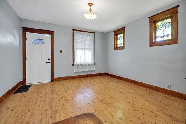 Photo - 7070 Winona Ave