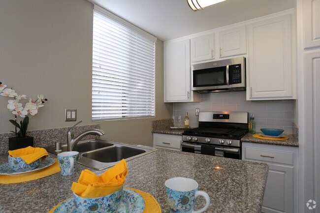 2BR, 2BA - 979 SF