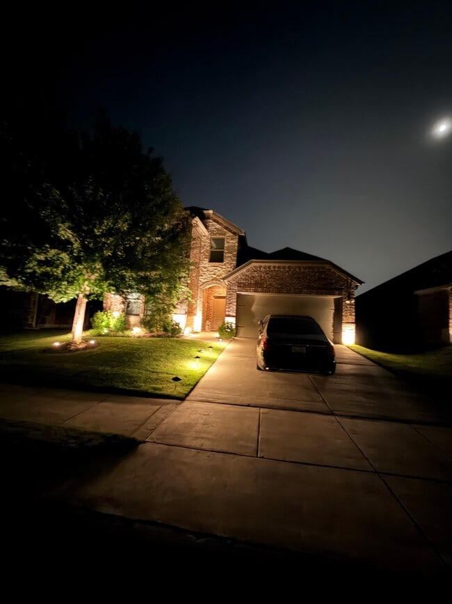 Building Photo - 901 Goldenrod Ln