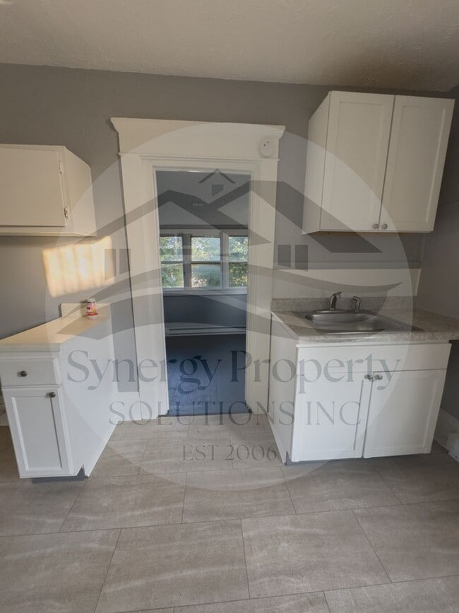 Building Photo - Lexington Ave 146 - 146 1/2 Unit 146 1/2 Rental