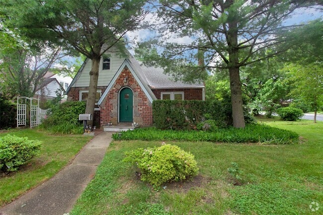 Building Photo - 72 Berkshire Rd Rental