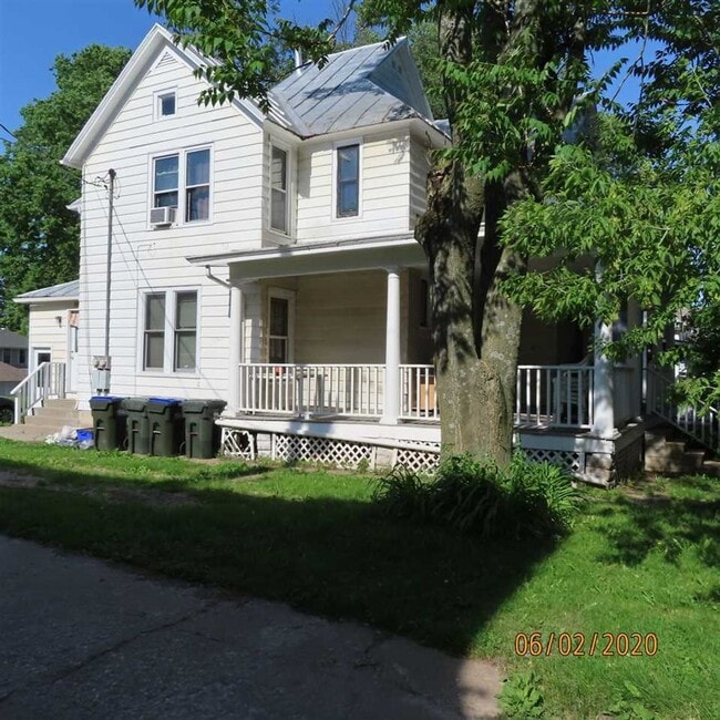 Building Photo - 1024 E Burlington St Unit 1024 Rental