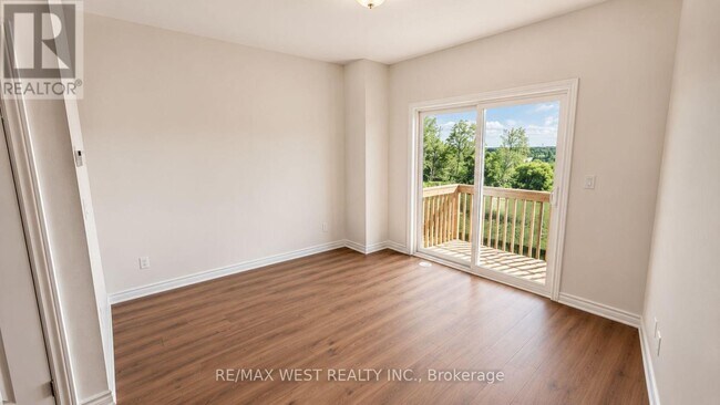 Photo - 15 Inverary Cres