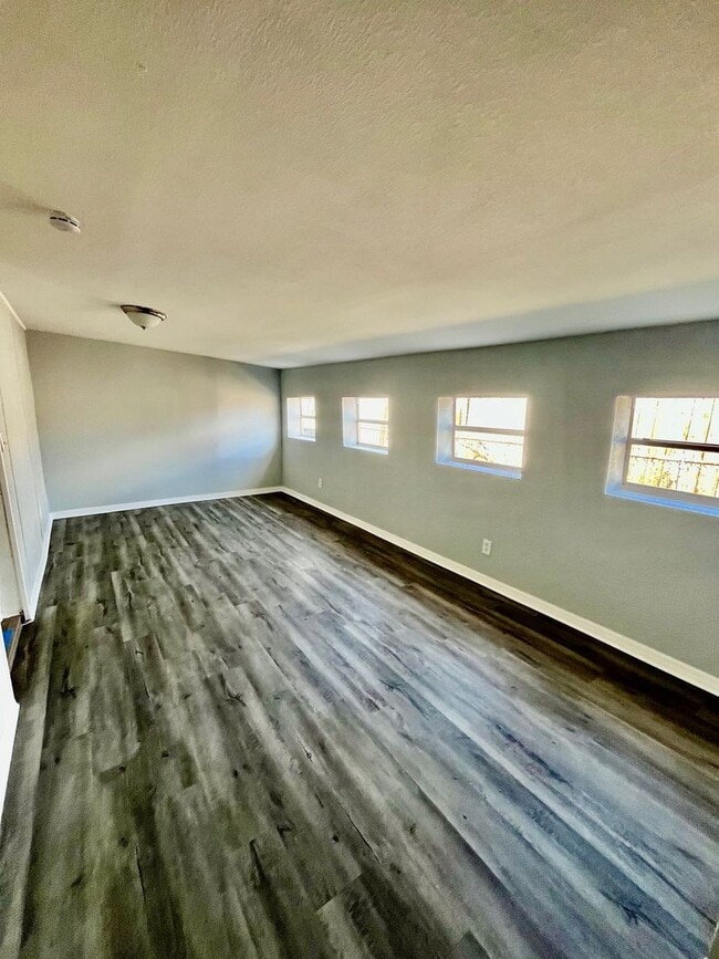 Building Photo - Spacious 5BR/1BA Winter Haven Home! No Application fee!