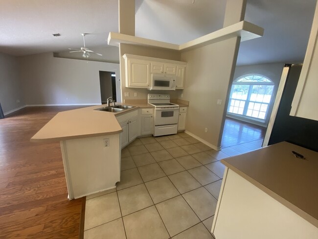 Photo - 6568 Fern St