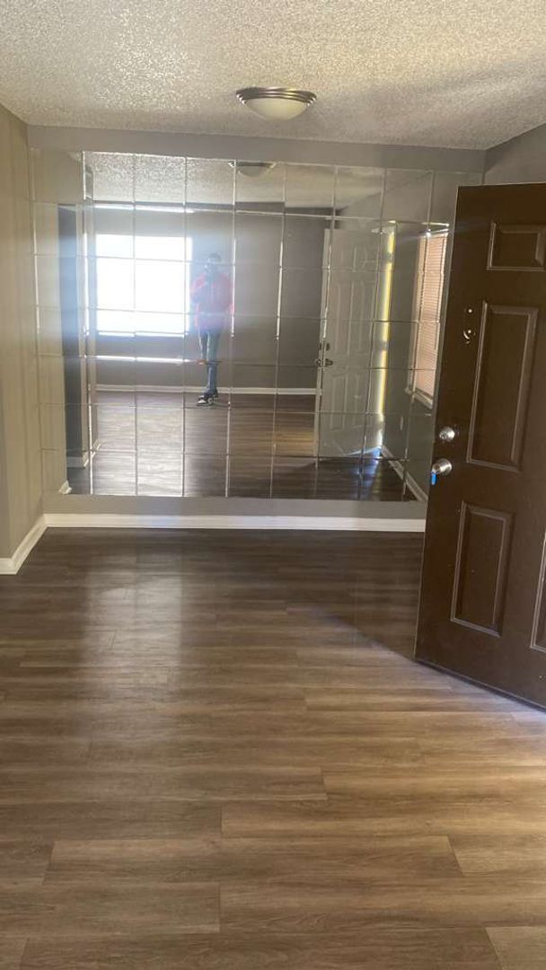 Building Photo - Fully Renovated 1/1 Available for Immediate Rent! Unit 63