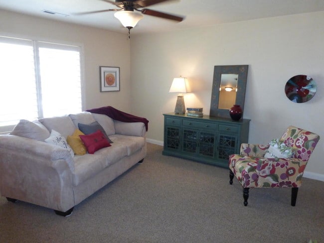 Sala de estar - 370 1425 N St