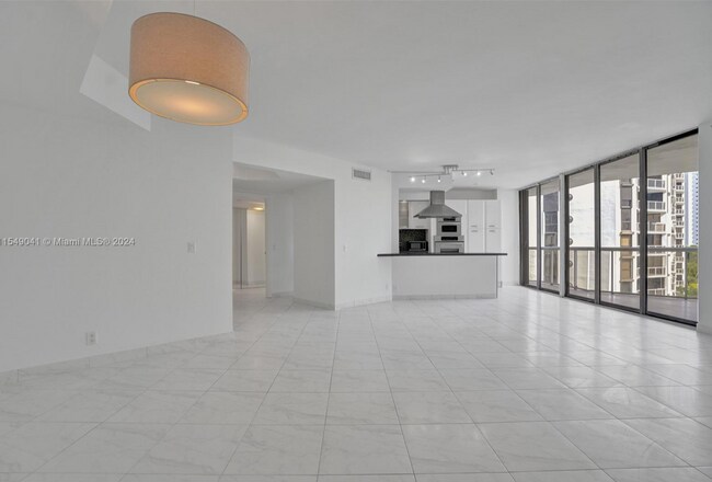 Photo - 1000 Parkview Dr Unit 210