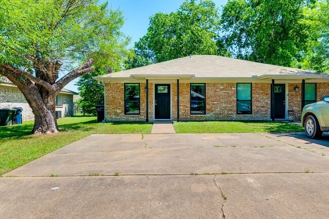 Building Photo - College Station - 2 bedroom - 1 bath - fenced in yard - WD connections