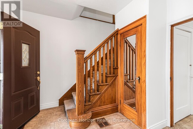Photo - 114 Weir St N
