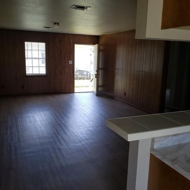 Building Photo - 3200 Waller St Rental