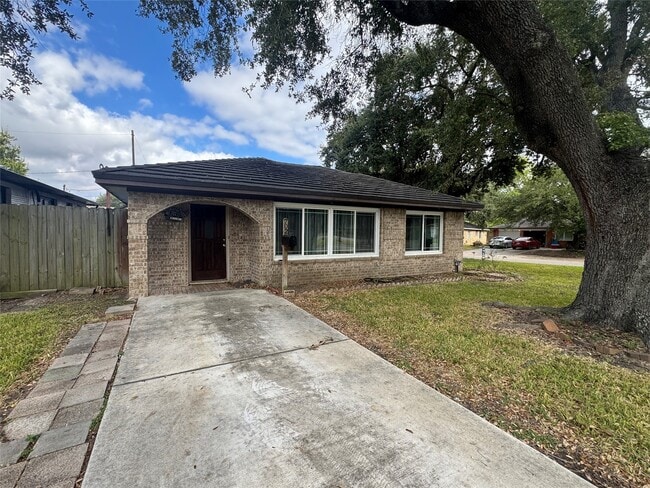 Photo - 702 Robin Cir