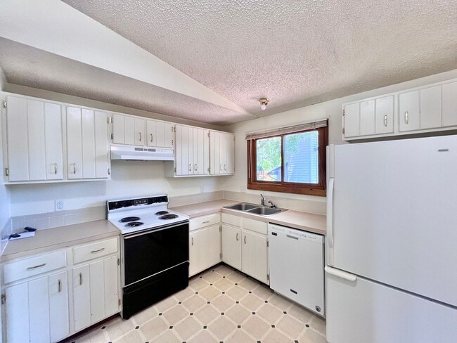 Photo - 3 Bedroom, 2 Bath Bi-Level Home with 2 car Attached Garage in Northwest Loveland, CO