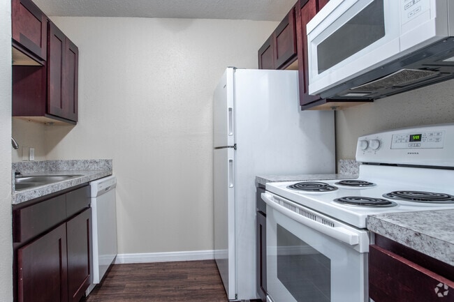 1 BR, 1 BA - 650 SF