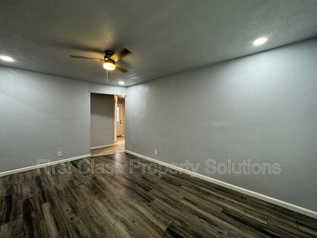 Photo - 709 NE Katherine Pl