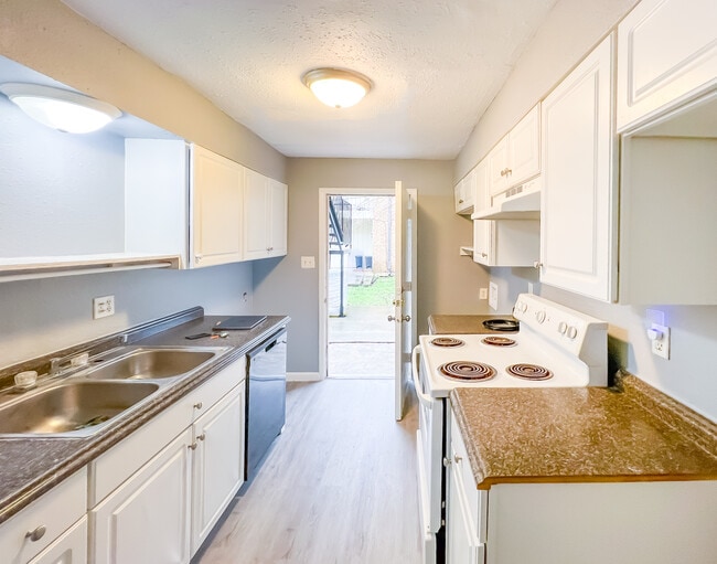 Photo - 200 Uhland Rd