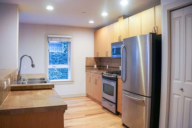 Building Photo - Spacious and Modern Ground Floor 2 bed 2 b... Unit 101 Rental