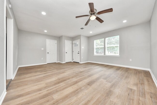Photo - 710 Canary Cir
