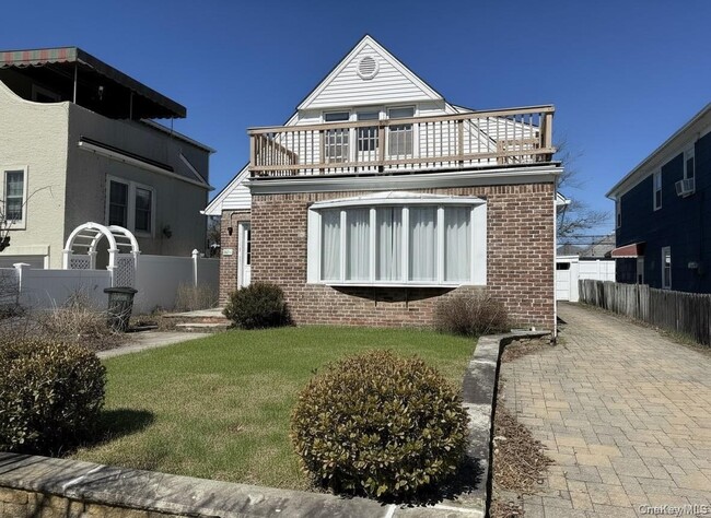 Building Photo - 525 E Olive St Unit Upper