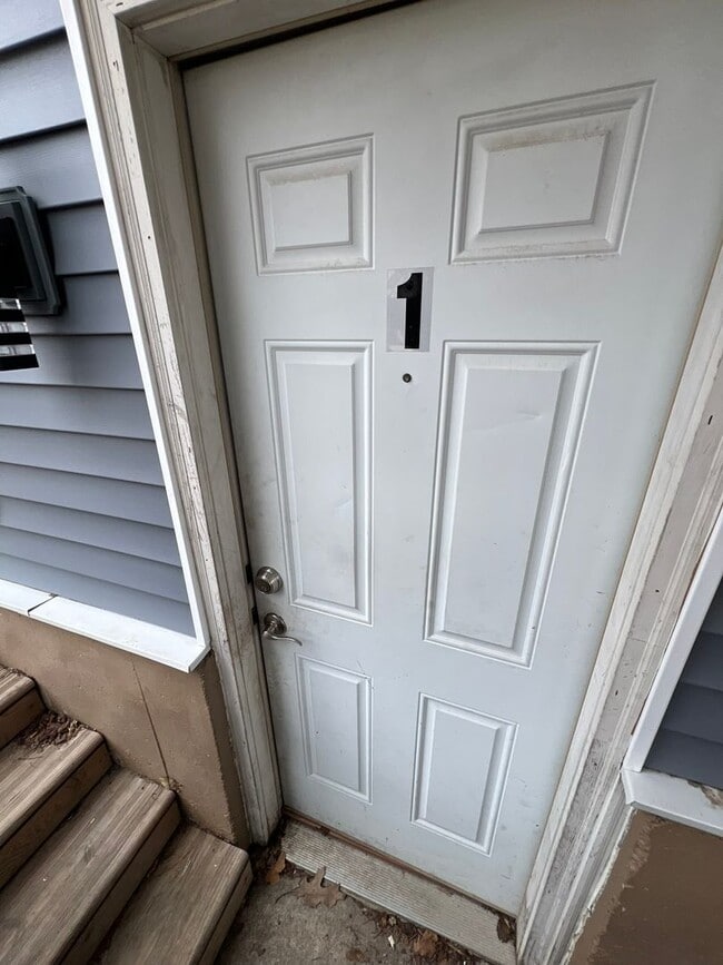 Building Photo - Garden-level 3 bedroom Unit 1304-1