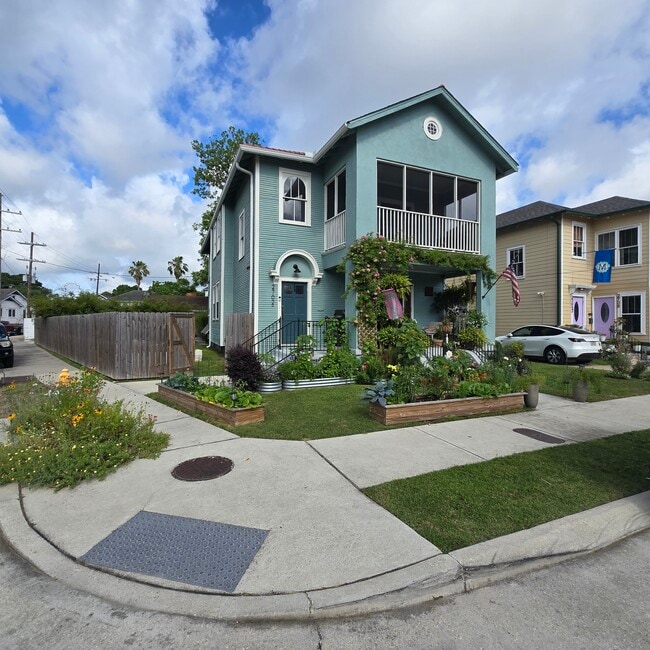 Building Photo - 2700-02 Soniat St