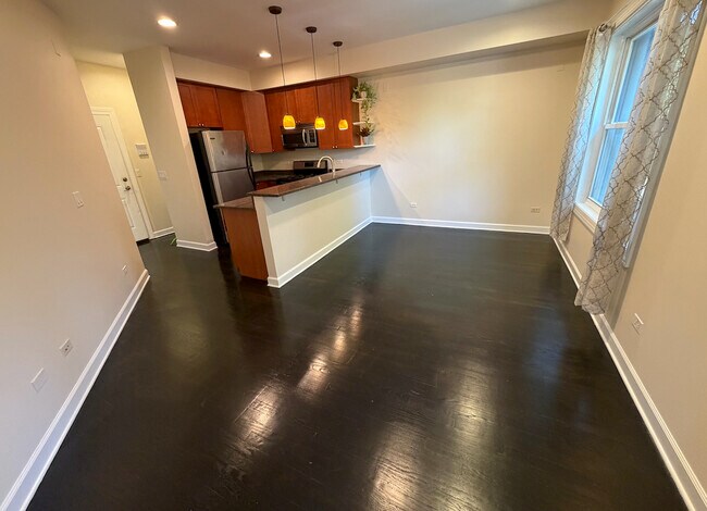 Photo - 1900 W Byron St