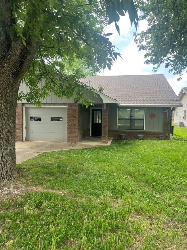 Building Photo - 1112 Whipporwill Ln