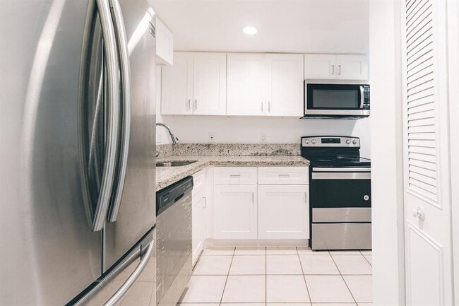 Photo - 9330 Lagoon Pl Unidad 206